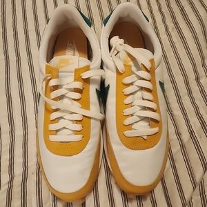 Nike Waffle tennis shoes